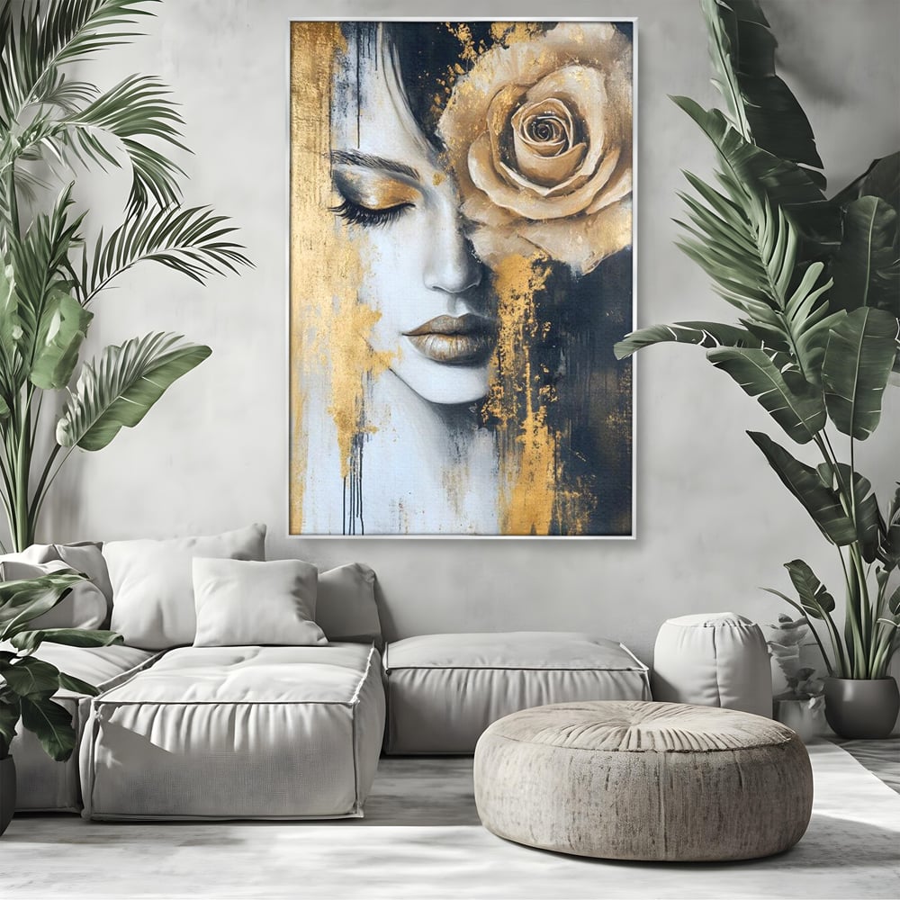Tablou canvas cu tablou canvas portret feminin cu trandafir auriu, in rama de aluminiu argintiu, pe perete intr-un living